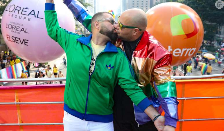 All the ways to love!  Tiago Abravanel, Adriane Galisteu and other celebrities kiss couples at the 28th LGBTQIA+ parade in SP.  Photos