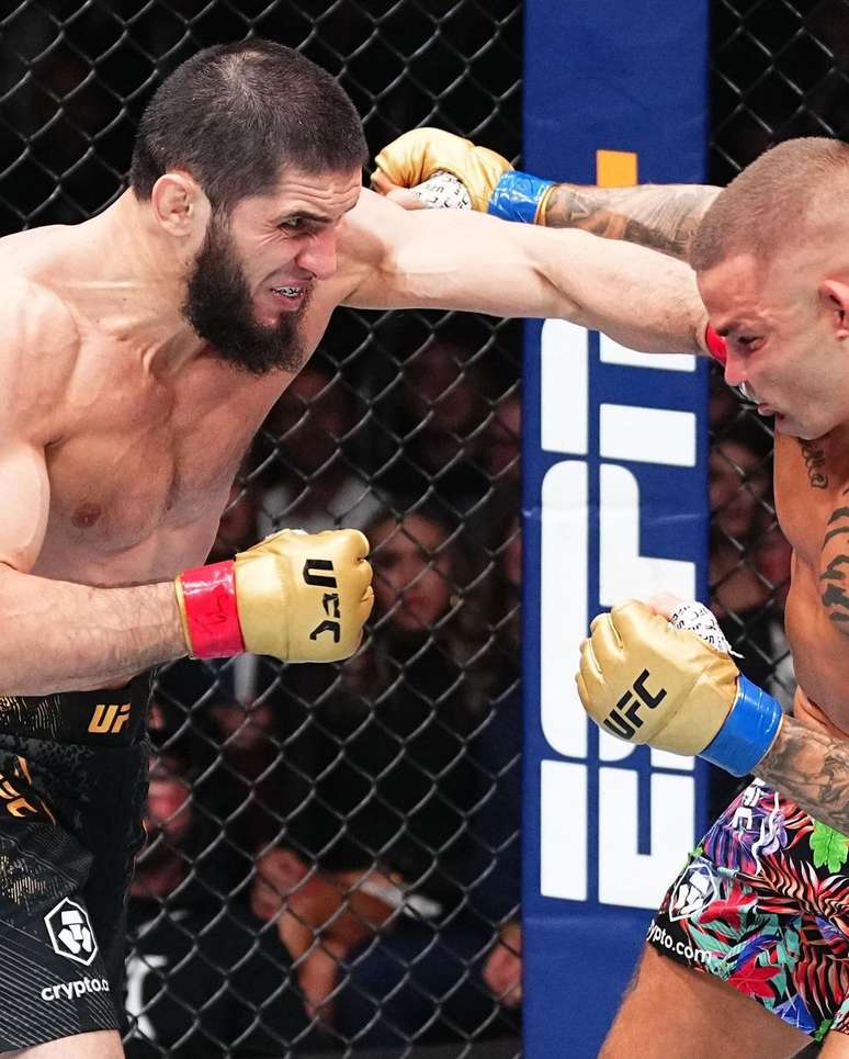 Islam Makahchev e Dustin Poirier lutam no UFC 302 