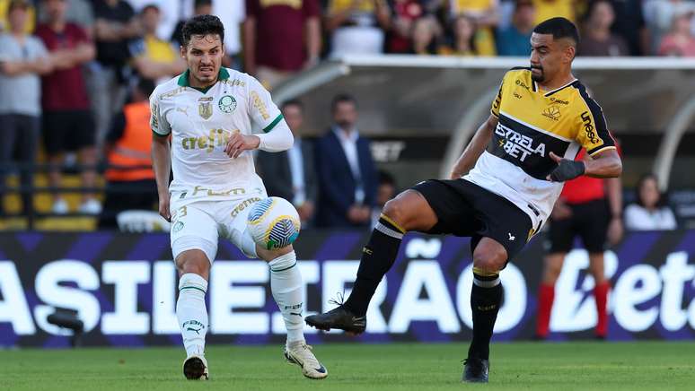 Raphael Veiga durante confronto contra o Criciúma pelo Brasileirão. 