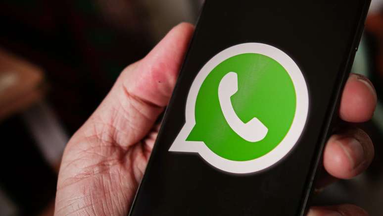 How to invite administrators to a WhatsApp channel