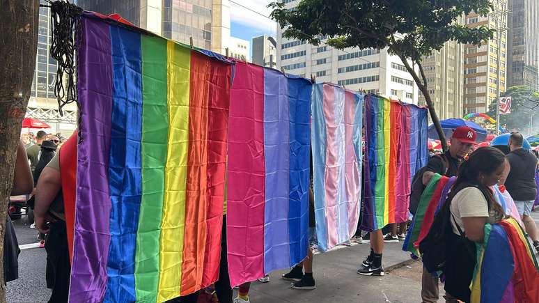 Bandeiras LGBTQIA_ e Trans segue maioria entre venda de ambulantes