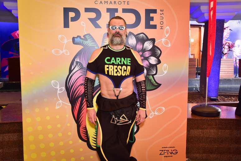Carmo Dalla Vechia mostra look ousado durante Parada LGBT+ de São Paulo