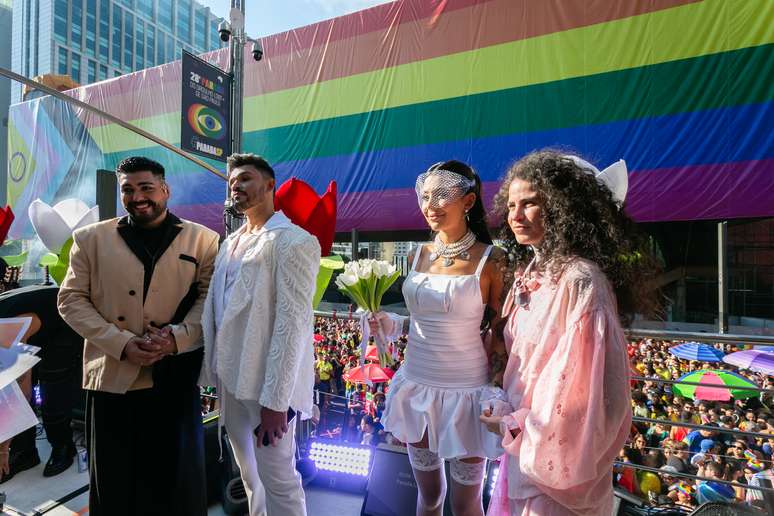 Casais LGBT se casam no trio da Gloria Groove