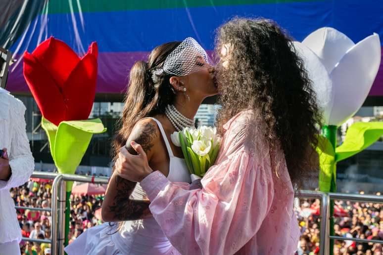 Confira os beijos marcantes na 28ª Parada do Orgulho LGBT+ em São Paulo
