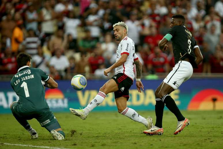 Flamengo aplica sua maior goleada sobre o Vasco. 