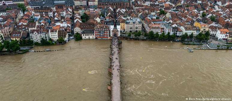 O rio Neckar invadiu o centro histórico de Heidelberg, em Baden-Württemberg