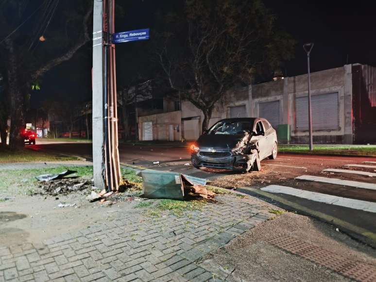 Acidente aconteceu no cruzamento das ruas Engenheiro Rebouças e 24 de Maio, no bairro Rebouças –