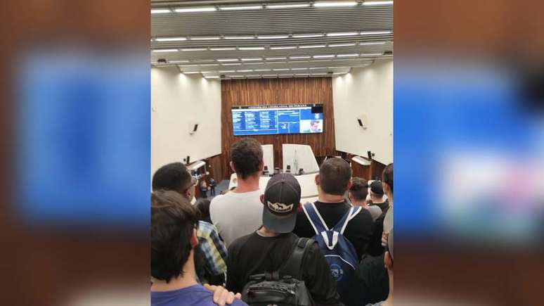 Vis&atilde;o das galerias durante a discuss&atilde;o do projeto que terceiriza gest&atilde;o de escolas no Paran&aacute;.