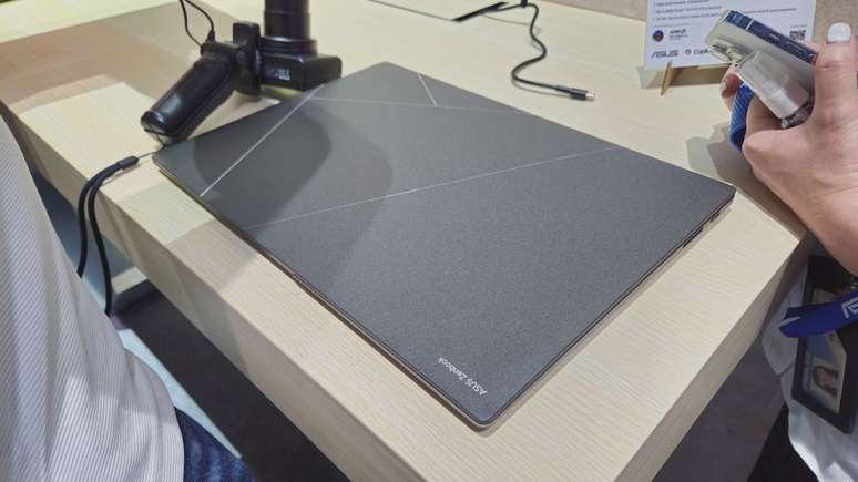 A tampa de alumínio revestida por cerâmica também está presente no Zenbook S 16, sendo agora chamada de "Ceraluminum" (Imagem: Felipe Vidal/Canaltech)