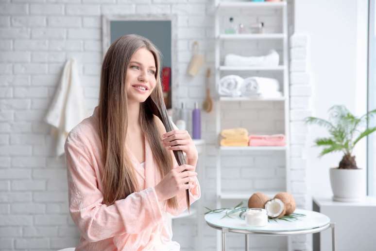 O óleo de coco ajuda a nutrir os cabelos 