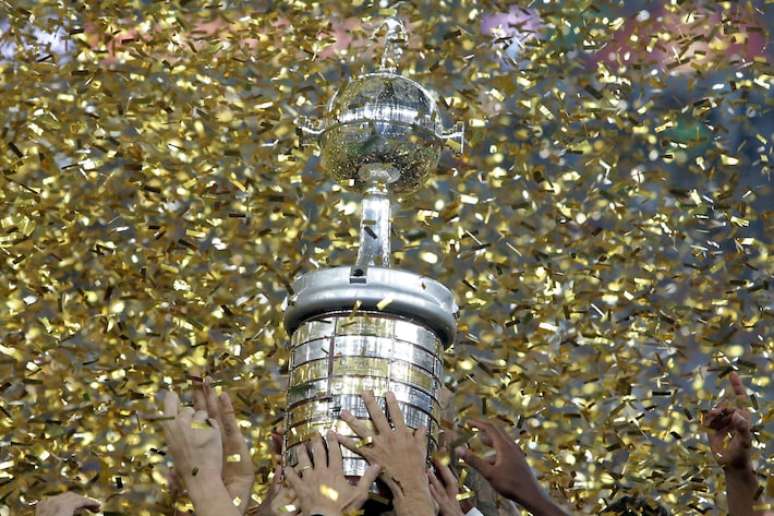 Taça da Copa Libertadores. Mata-mata da competição começa em agosto.