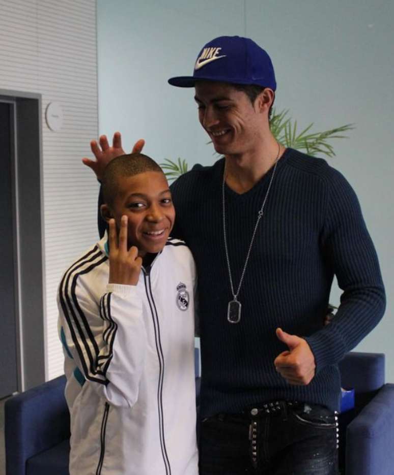 Mbappé ao lado de Cristiano Ronaldo durante uma visita ao Real Madrid.