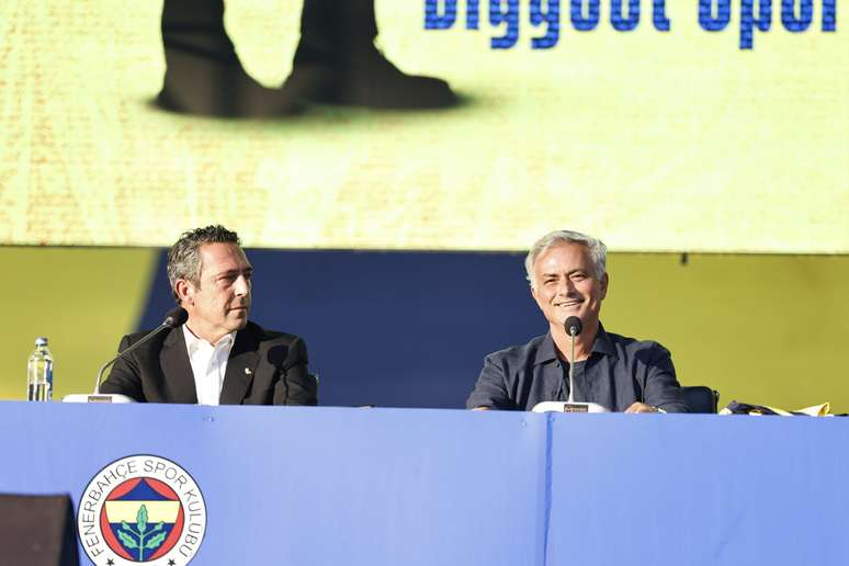 Mourinho ao lado do presidente do Fenerbahçe. 