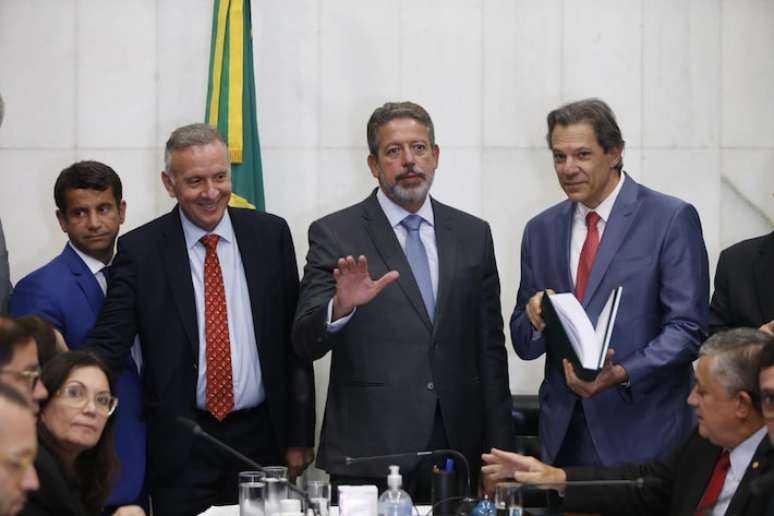 Ministro da Fazenda, Fernando Haddad, e o presidente da Câmara, Arthur Lira (PP-AL), durante entrega do primeiro projeto de regulamentação da reforma tributária, em abril de 2024.