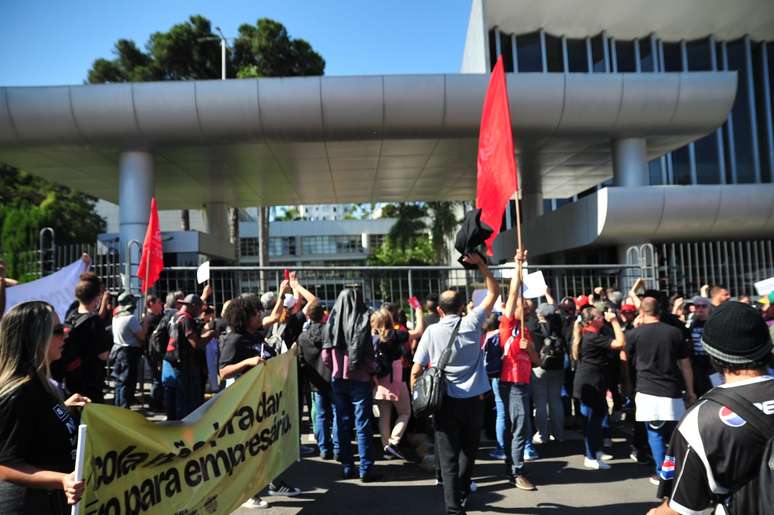Professores, alunos e servidores protestam em frente &agrave; Alep &ndash;