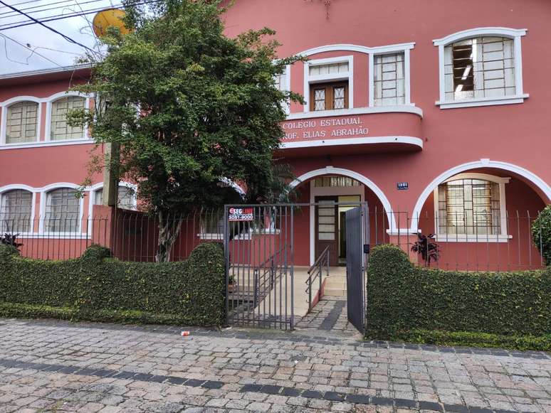 A fachada do Col&eacute;gio Estadual Professor Elias Abrah&atilde;o, que tem 41 turmas e quase 986 alunos &ndash;