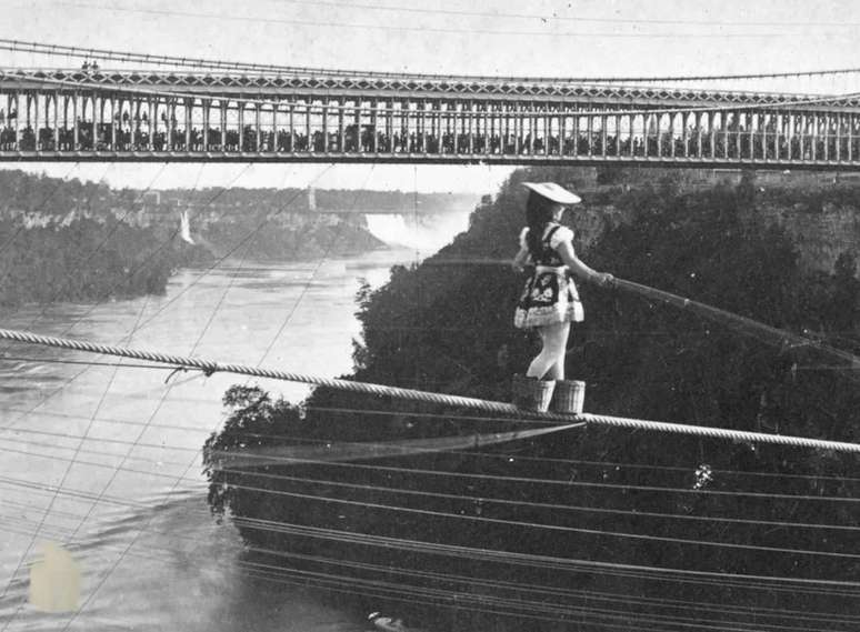 Maria Spelterini cruzando o Niágara 