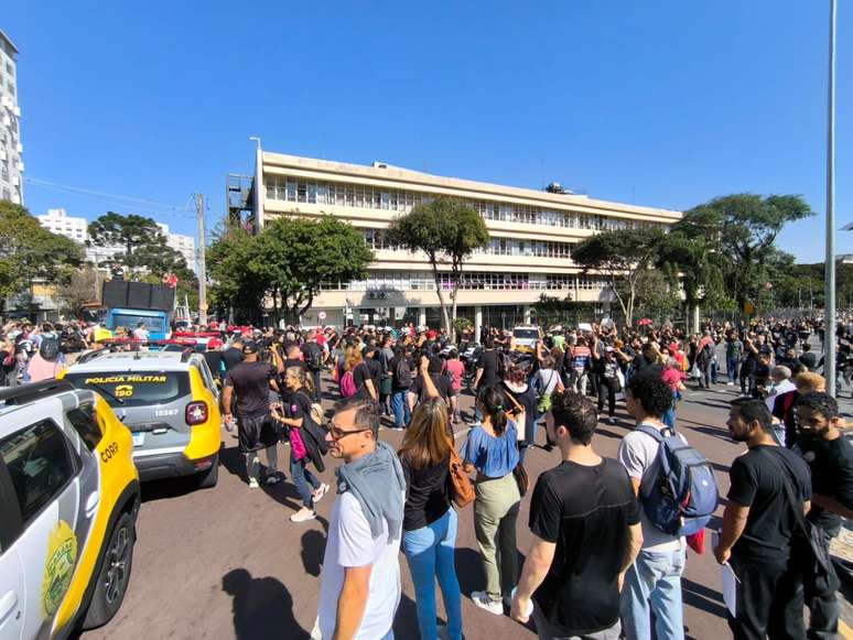 Manifesta&ccedil;&atilde;o marca in&iacute;cio da greve dos professores contr&aacute;rios &agrave; privatiza&ccedil;&atilde;o da gest&atilde;o das escolas &ndash;