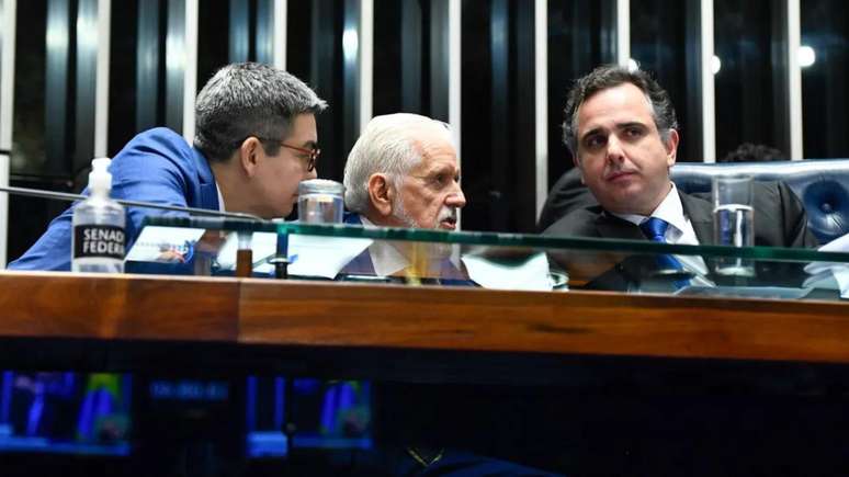 Os líderes do governo (da esq. à dir.), Randolfe Rodrigues e Jaques Wagner, ao lado do senador Rodrigo Pacheco, presidente da Casa