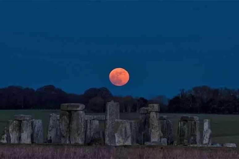 Ao longo dos séculos, muitos indivíduos se reúnem em frente ao Stonehenge, um imponente monumento pré-histórico que domina a planície de Salisbury, no sudoeste da Inglaterra, há cerca de 4.500 anos. Com isso, um estudo busca descobrir se a construção tem relação com um evento lunar raro.