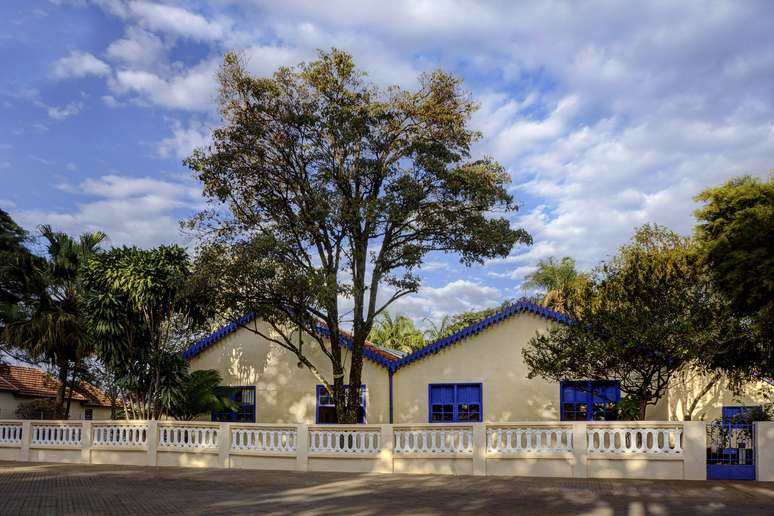 Fachada da casa em que Portinari e sua família viveram em Brodowski, toda em amarelo e azul