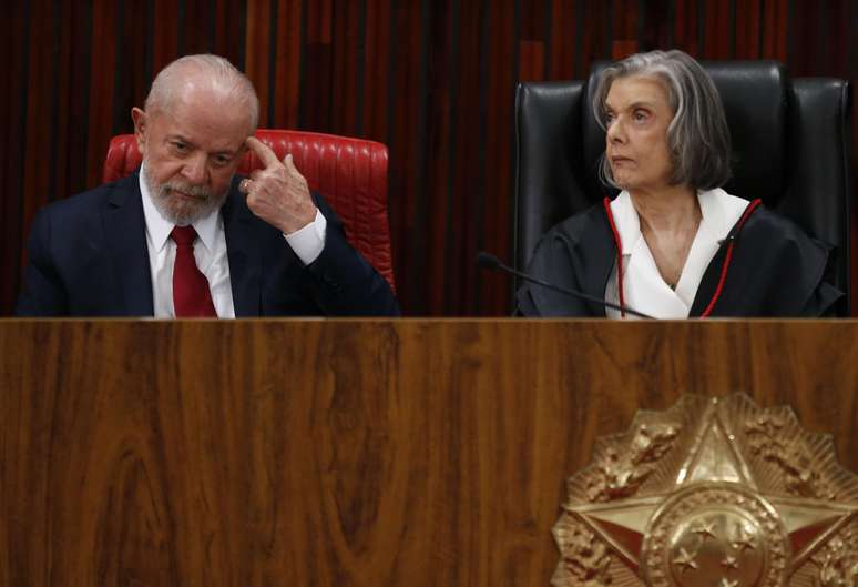 Ministra Cármem Lúcia e o presidente Lula durante posse no TSE