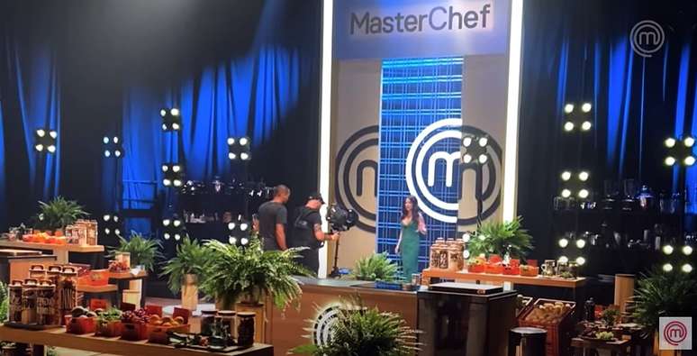 A apresentadora em gravação para a estreia da 11ª temporada do 'MasterChef', ocorrida no fim de maio