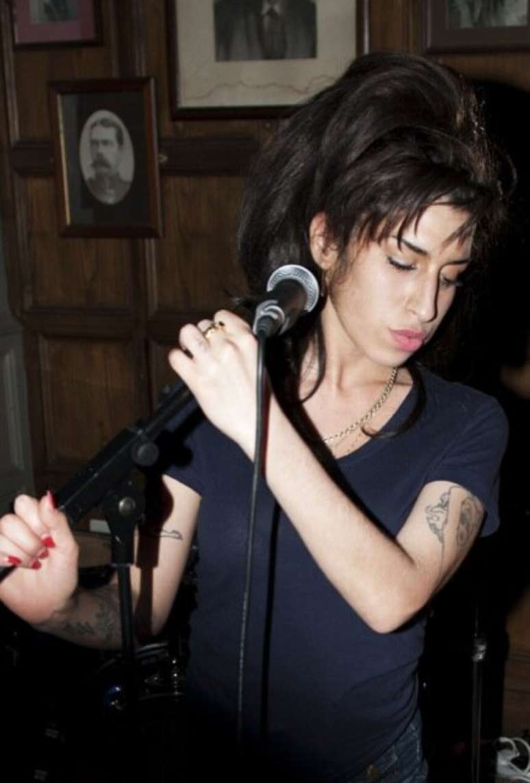 Amy solta a voz em uma gig no The Hawley Arms