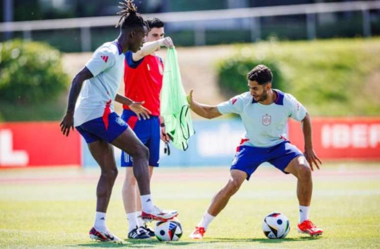 Divulgação/Selección Española Masculina de Fútbol - Legenda: Jogadores da Espanha durante treinamento da equipe -