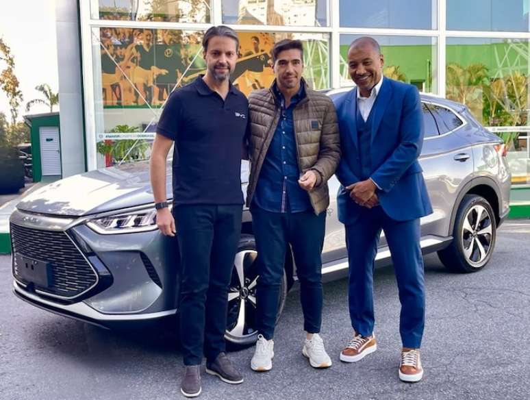 Abel Ferreira foi presenteado com um carro híbrido da BYD pelo título do Paulistão.