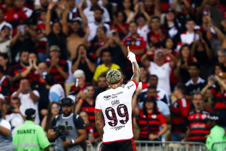 Gabigol e torcida do Flamengo no último jogo contra o Vasco