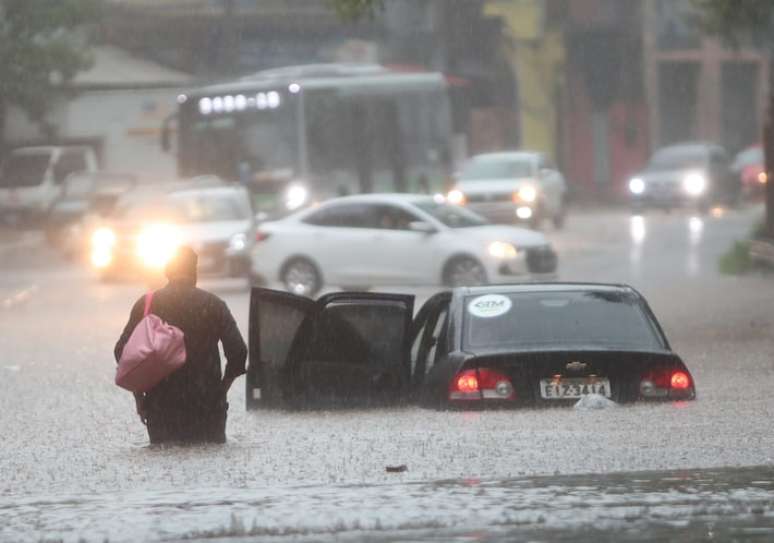 Avenida Raimundo Pereira de Magalhães, em Pirituba, ficou alagada após forte chuva que caiu em fevereiro na capital.