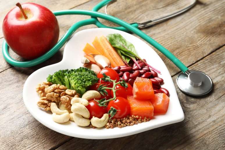 Dieta balanceada fornece os nutrientes essenciais para manter o sistema imunológico forte 