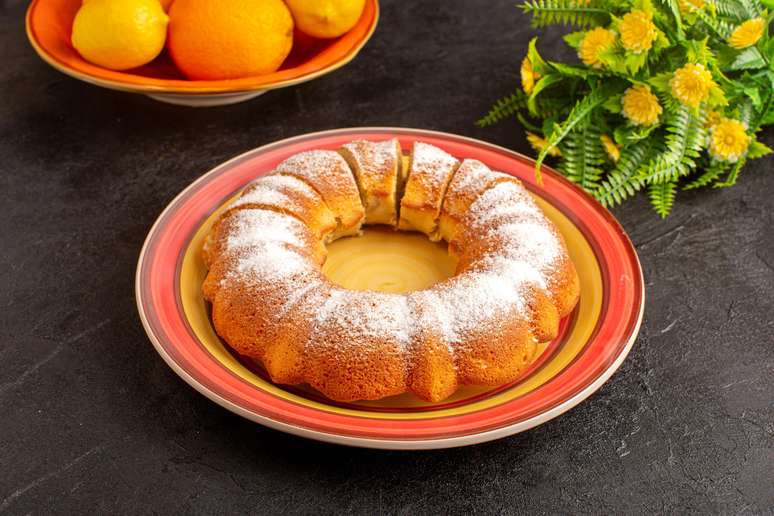 Aprenda a fazer bolo de laranja sem glúten com farinha de amêndoas