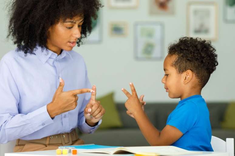 Os pais podem incentivar o desenvolvimento da linguagem e da fala realizando atividades com as crian&ccedil;as 