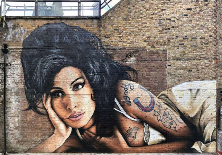 Referências a Amy Winehouse, como o mural na entrada lateral, são pródigas no pub