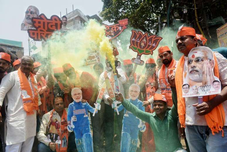 Apoiadores de Modi comemoram resultado em seu distrito eleitoral de Varanasi