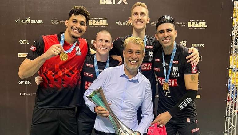 Alessandro e agenciados campeões da Superliga Masculina (Foto: Divulgação/Pro Sports Brazil)