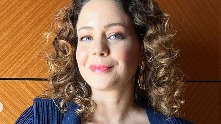 Leandra Leal is happy when she shows off her big belly during pregnancy filming