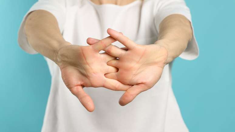 Estalar os dedos faz mal? Veja o que dizem os especialistas