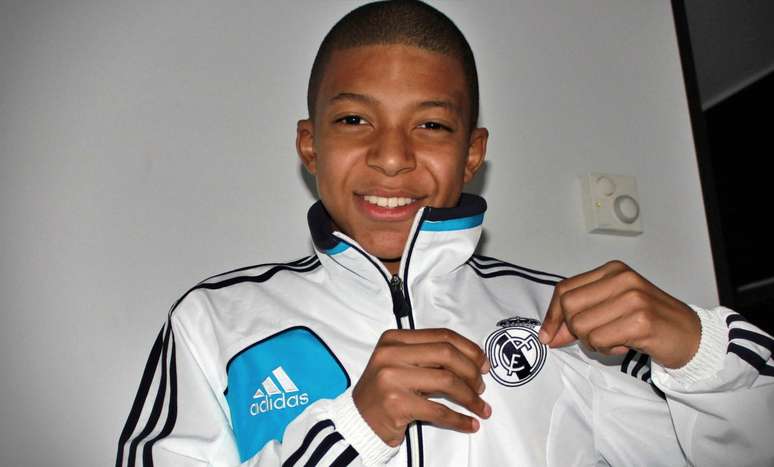 Ainda criança, Kylian Mbappé posa com uniforme do Real Madrid