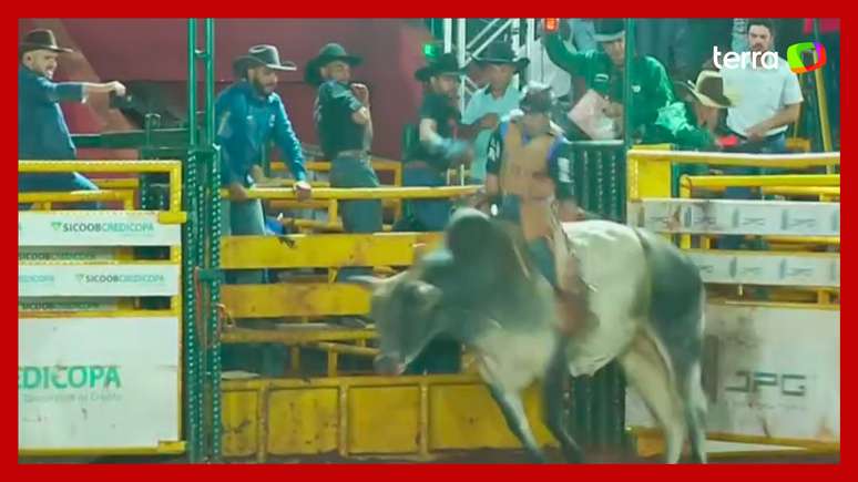 Peão desmaia após ser cabeceado e arremessado por touro em Minas Gerais