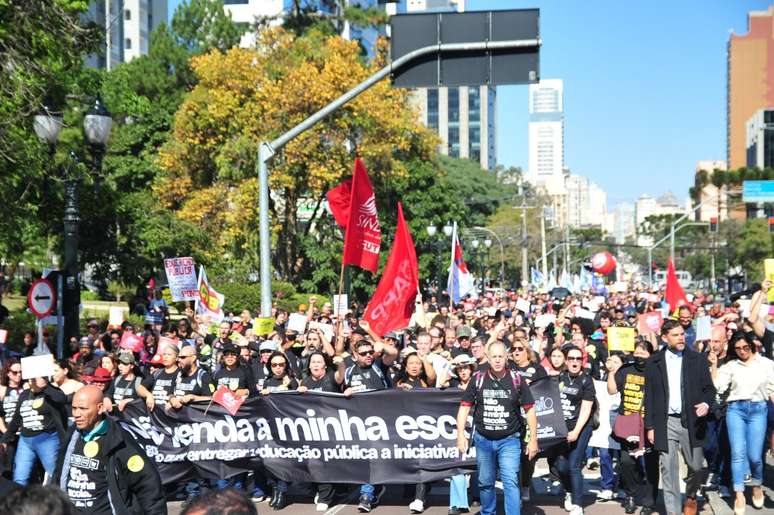 Manifestantes que apoiam a greve de professores marcham em direção à Assembleia Legislativa do Paraná —