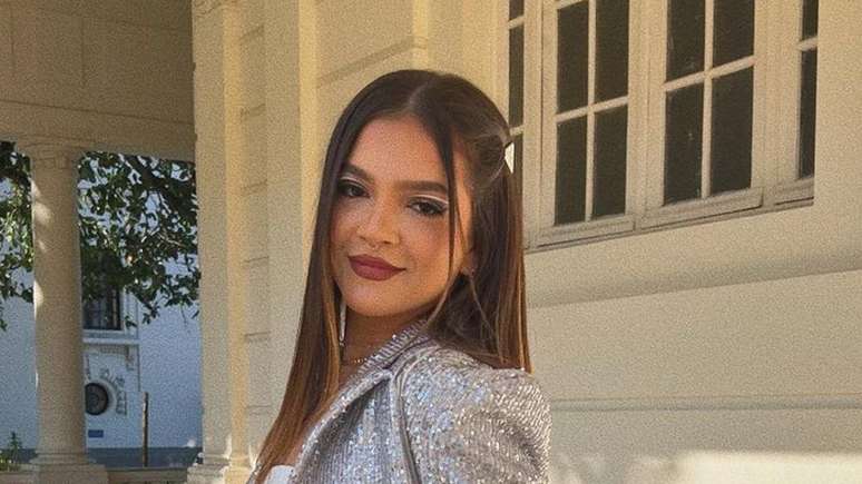 Top, former child actress Mel Maia enjoys a night out and excites the web: ‘Excited life’