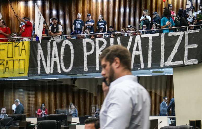 Manifestantes ocupam prédio da Alep durante votação do projeto que privatiza a gestão dos colégios estaduais –