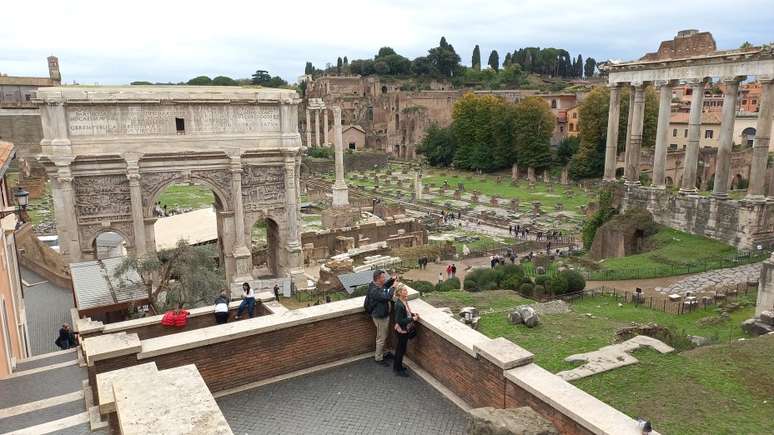 O Foro Romano surge magistral para quem desce da Piazza del Campidoglio