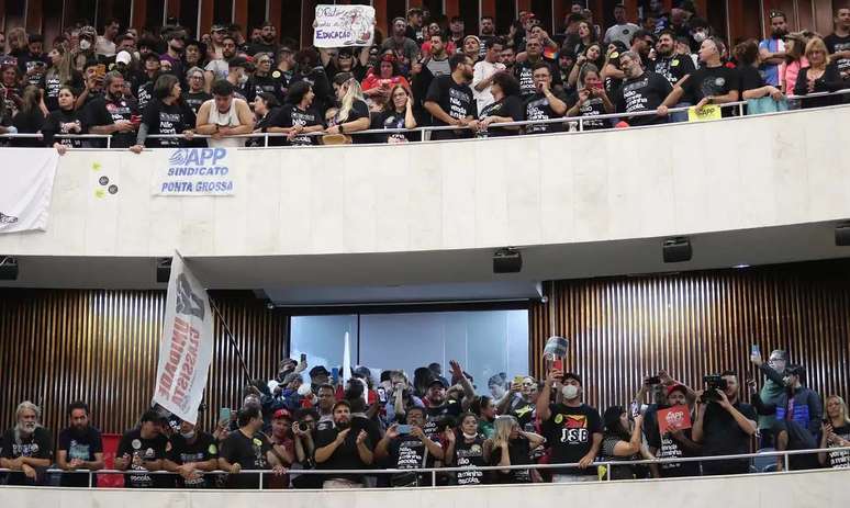 Professores protestam contra projeto que terceiriza gestão de escolas no Paraná. Ação aconteceu dentro da Assembleia Legislativa.