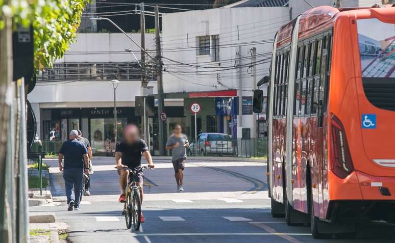 Pedestres e ciclistas s&atilde;o flagrados transitando por canaleta &ndash;