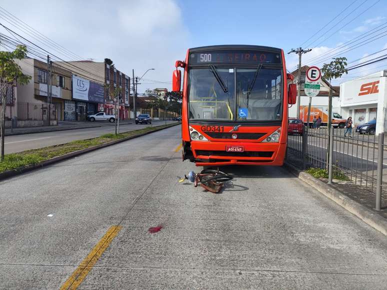 V&iacute;tima bateu a cabe&ccedil;a ap&oacute;s ser atingida pelo &ocirc;nibus &ndash;