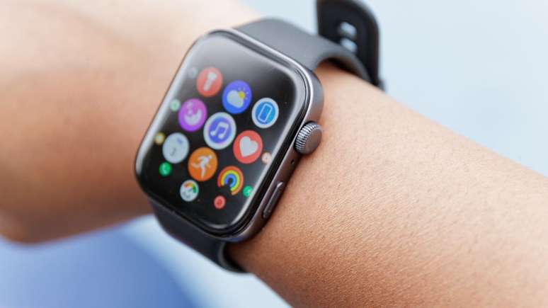 O Watch FIT 3 tem um design Premium, porém inspirado no Apple Watch (Imagem: Ivo Meneghel Jr.)